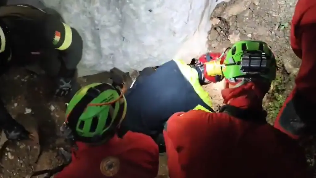 Forscher auf Sardinien nach Hangrutsch aus Höhle gerettet