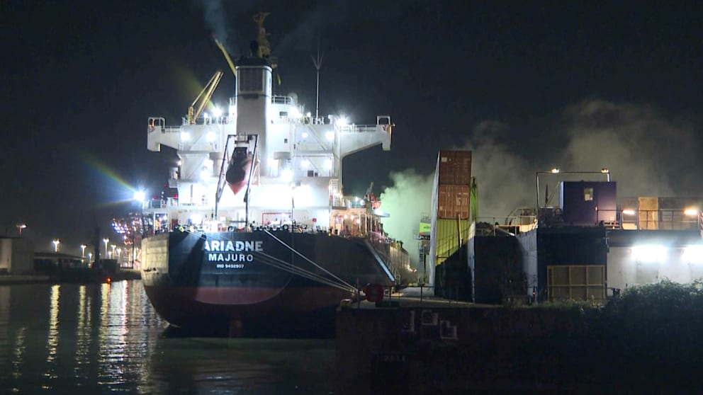Feuer auf Frachtschiff im Hamburger Hafen