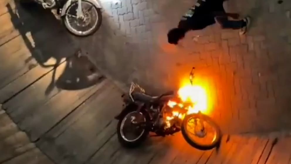 Motorradstunt endet mit Unfall und Feuer in Indien