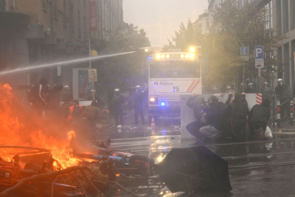 Ausschreitungen in Brüssel: Jugendliche und die Polizei im Konflikt