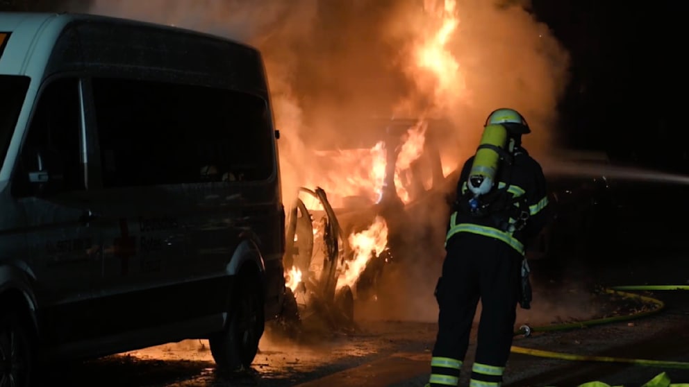 Vermutete Brandstiftung zerstört mehrere Autos in Hamburg