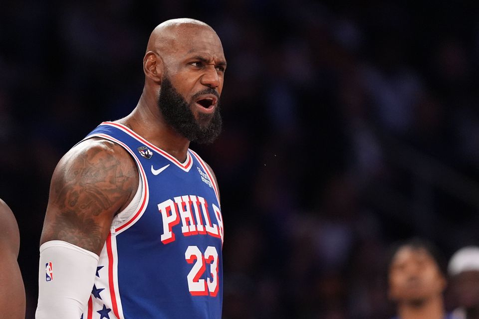 LeBron James im neuen Trikot: Debüt bei den Philadelphia 76ers
