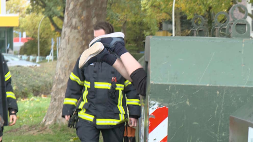 Mann aus Schrott-Container in Hamburg gerettet