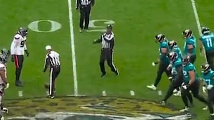Schiedsrichter kollabiert während NFL-Spiel in London