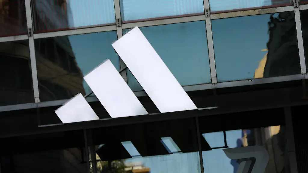 Adidas erzielt Rekordquartal und hebt Jahresprognose an