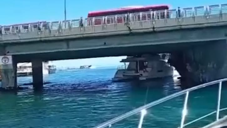 Luxusjacht bleibt in Mexiko unter Brücke stecken
